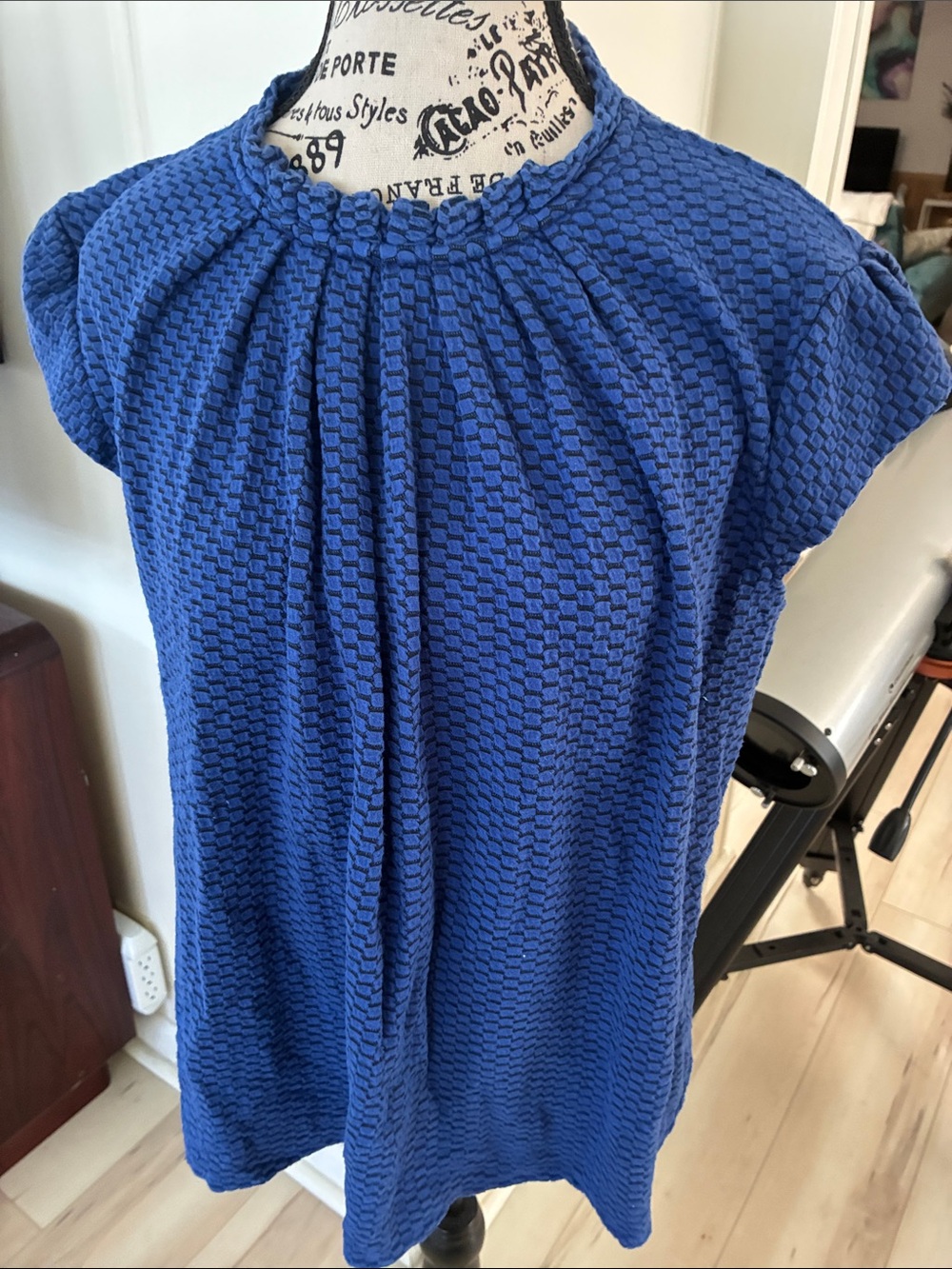 Elle XL Blue Textured Cap-Sleeve Women's Top Keyhole Back good condition